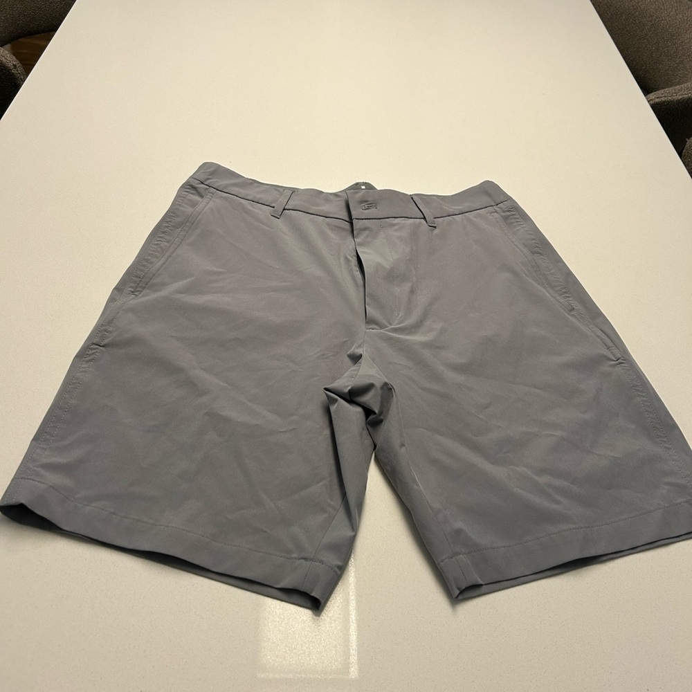 Walter Hagen Men's Light Gray Flat Front Shorts 11 in